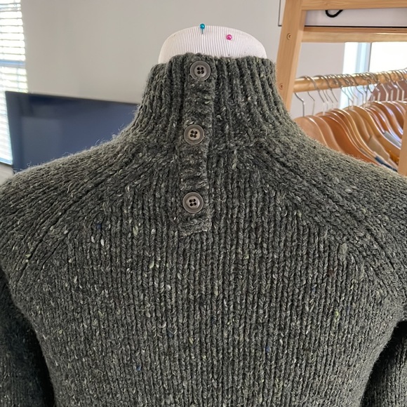 Cynthia Rowey• Green sweater - Picture 4 of 7